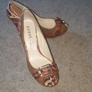 Guess pumps